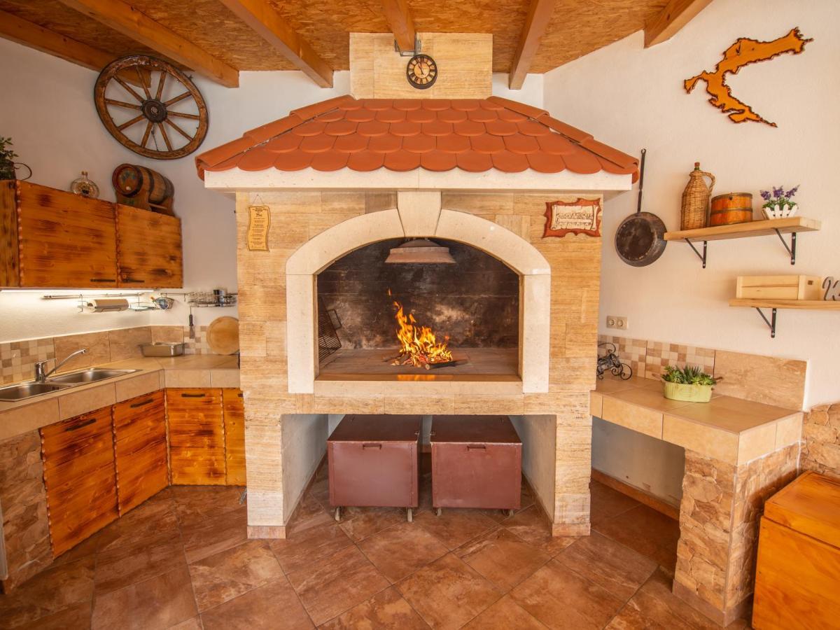 Beautiful Holiday Home "Villa Luka" Kastel Stafilic Exterior photo